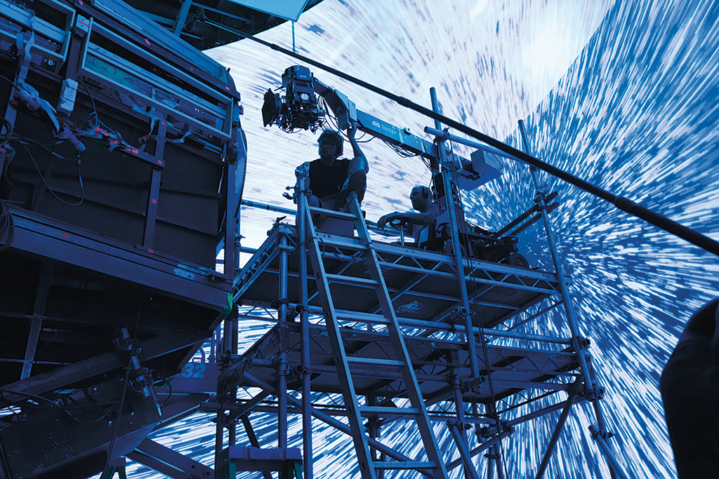 индустрия норм. московский нпз – московский нефтеперерабатывающий завод. женщина инженер на заводе. промышленная безопасность. обрабатывающая промышленность.