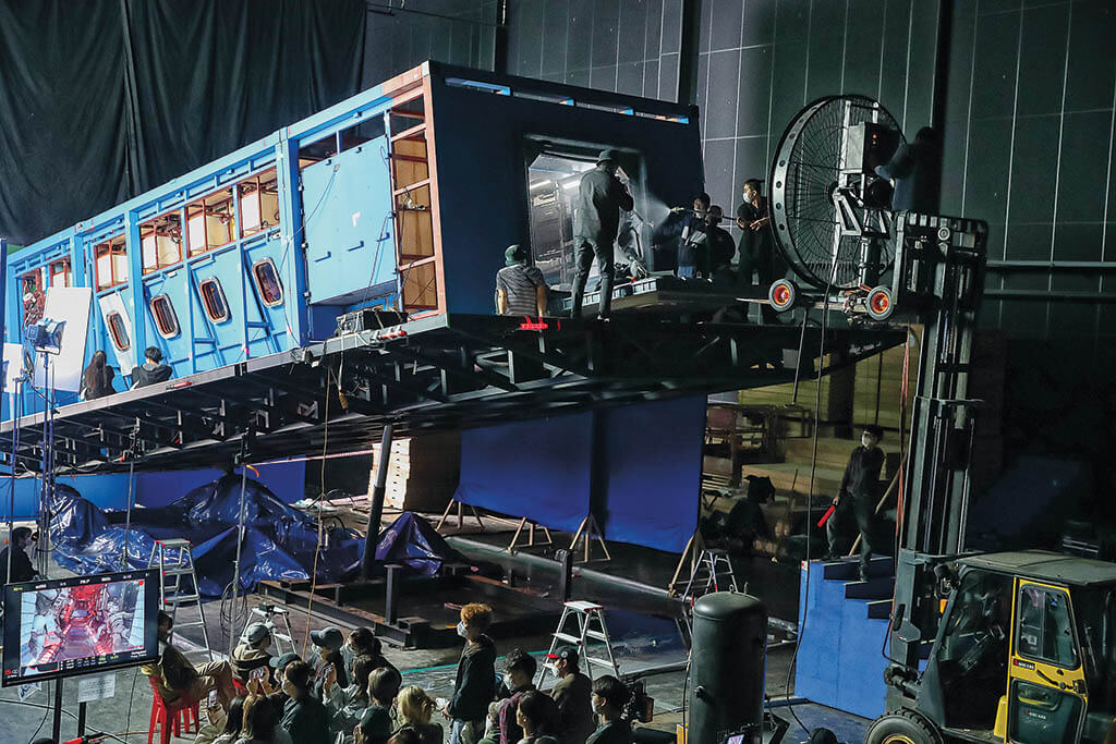 Practical gimbals were combined with CG augmentation provided by Westworld to get the required interaction for The Silent Sea. (Image courtesy of Netflix)
