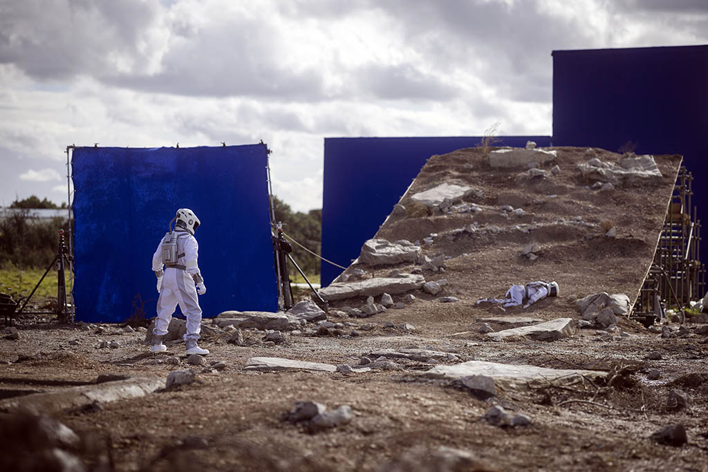 Given the scope of the environments whether it be the interior of the silo or the outside world, bluescreen was unavoidable as only so much could be constructed practically.