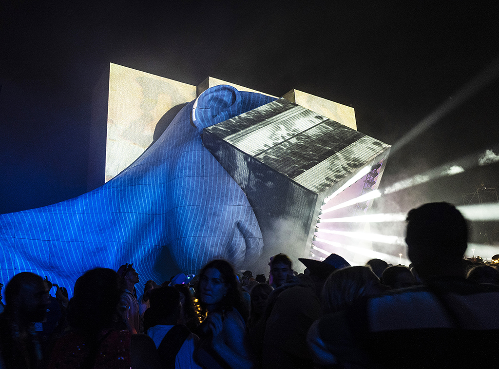 Mixing various content together has become commonplace, which is reflected in the Glastonbury Festival in 2023. (Photo: Tom Marshak. Courtesy of Disguise)