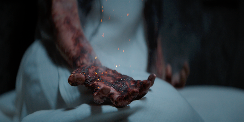 Imperium soldier Desmond Hart (Travis Fimmel) displays a terrifying ability to burn people alive through pyrokinesis. 