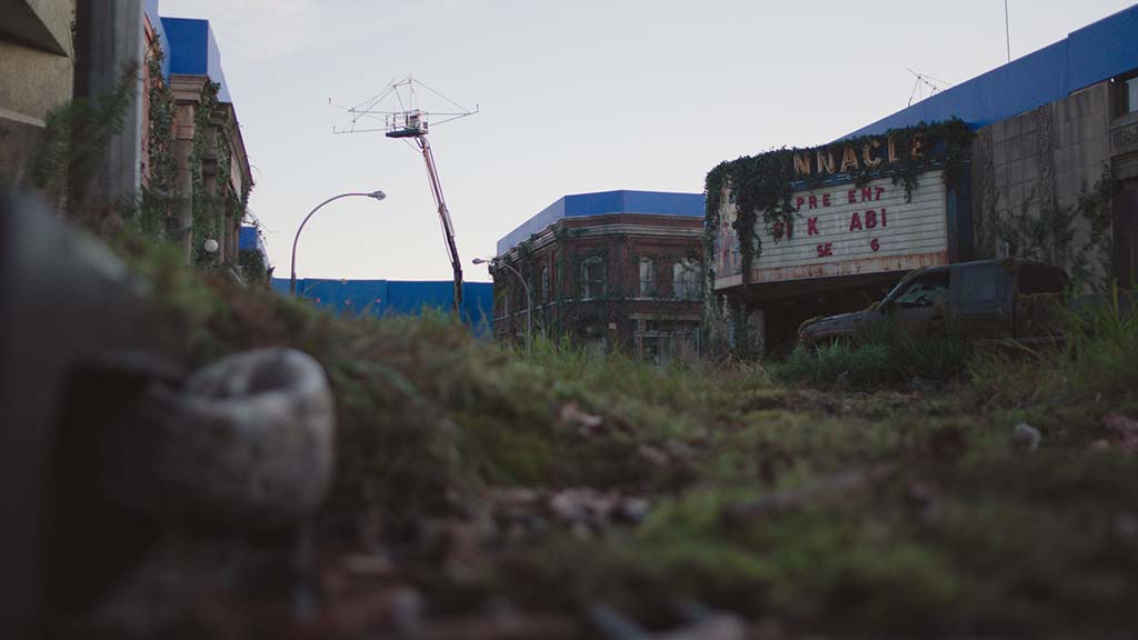 The Pinnacle Theatre was based on the real Paramount Theatre in Seattle. DNEG's Environment team extended the city street in CG and dressed it with vegetation and ivy.