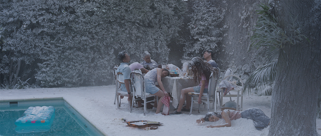 A major logistical and technical challenge was turning Buenos Aires into a wintry city through practical and digital effects, given that it never snows there.