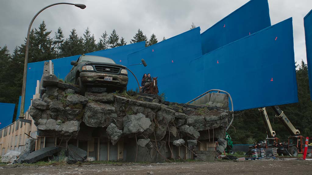 To capture the scope of destruction, a partial set was constructed against bluescreen on a studio backlot, then digitally enhanced and completed in CG. 