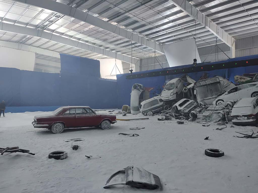 A combination of bluescreen and greenscreen assisted in getting the required scope for environments.