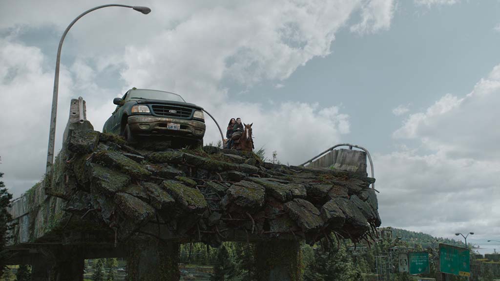 To capture the scope of destruction, a partial set was constructed against bluescreen on a studio backlot, then digitally enhanced and completed in CG. 