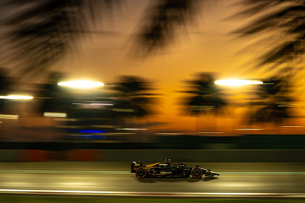 Motion blur was digitally inserted into the broadcast footage to better convey the sense of high speed.